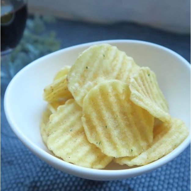 Pay Me世界代購～🇯🇵  🥔 Calbee 無限洋芋片｜鯷魚蒜香風味-細節圖2