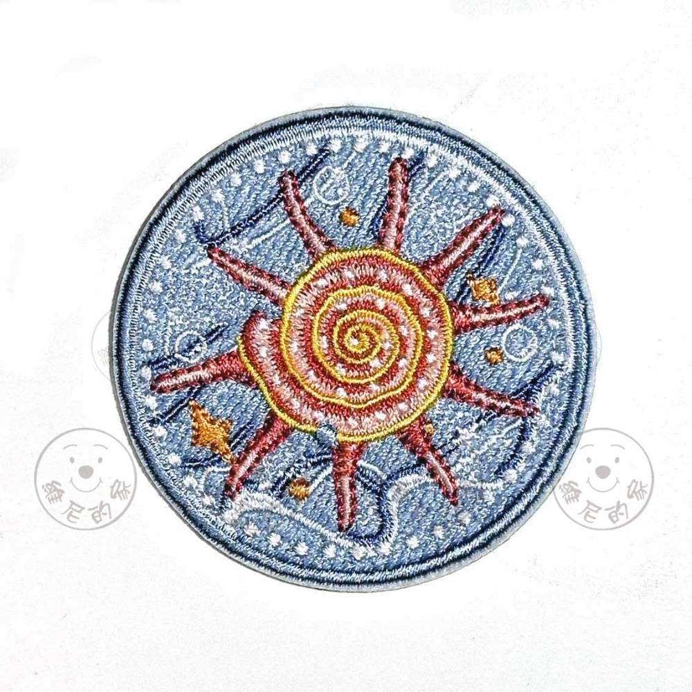 維尼的家 燙布貼 刺繡 自黏 熨燙 布貼 海洋生物 動物 貝殼 海星 海草 人魚 鯨魚 水母 原廠正版 徽章 貼布-規格圖11