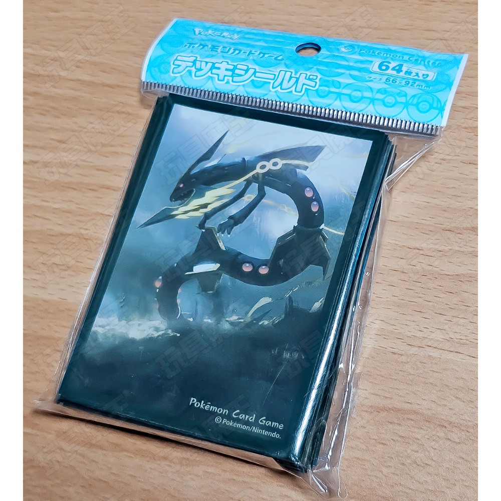 現貨《玩具魔王》烈空坐 異色 色違 烈空坐的降臨 黑烈空 烈空座 PTCG 精靈寶可夢 卡套 卡牌 牌套寶可夢中心限定-規格圖3