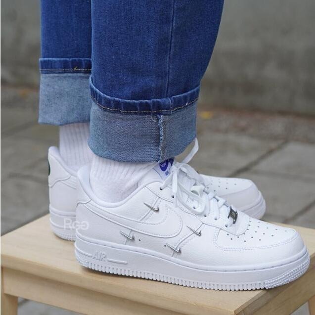 71號限時特惠❥ Nike Air Force 1 07 LX 女鞋 白 泫雅 銀色小勾運動休閒鞋 CT1990-100-細節圖4