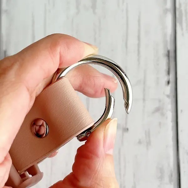 日本3coins 多功能扣掛 外套掛 夾克掛  外套掛環 夾克掛環 萬用扣環 調整掛環-細節圖5