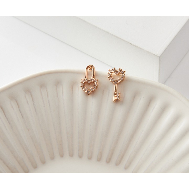 台灣現貨 韓國 熱銷 耳環 心之鑰 愛心 鑰匙 水鑽 鋼耳環 簡約 小花 小巧 甜美 百搭 耳環 耳針 耳釘 耳飾-細節圖2