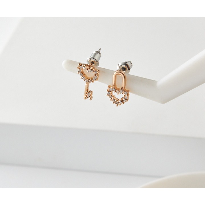 台灣現貨 韓國 熱銷 耳環 心之鑰 愛心 鑰匙 水鑽 鋼耳環 簡約 小花 小巧 甜美 百搭 耳環 耳針 耳釘 耳飾-細節圖3