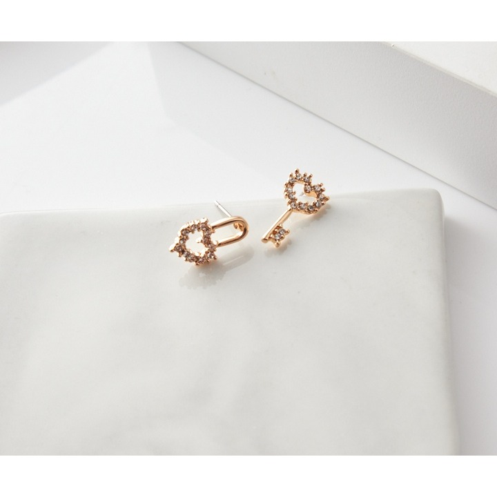 台灣現貨 韓國 熱銷 耳環 心之鑰 愛心 鑰匙 水鑽 鋼耳環 簡約 小花 小巧 甜美 百搭 耳環 耳針 耳釘 耳飾-細節圖4