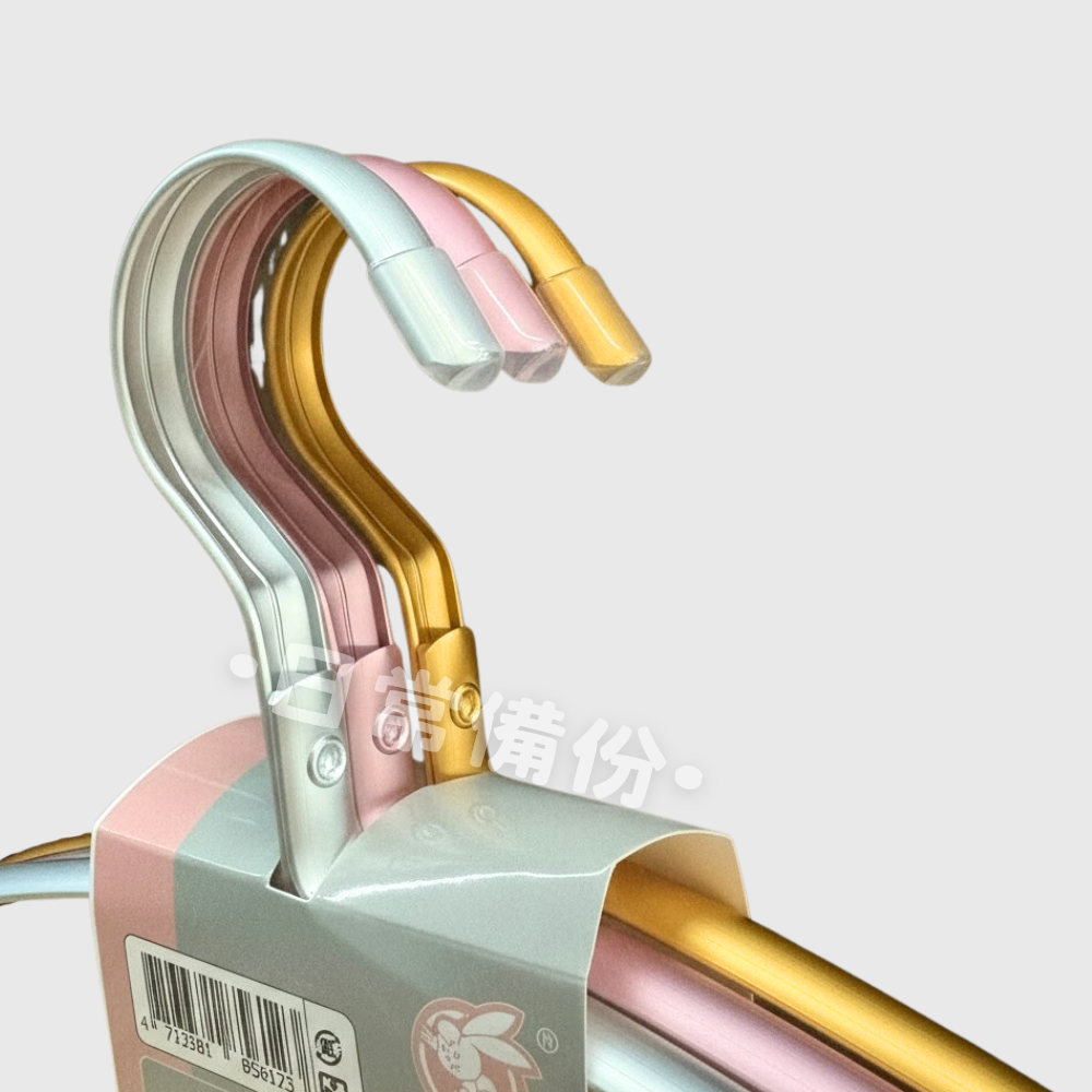 粉彩小兔 太空鋁無痕衣架 3入 圓肩無痕設計 寬版型 超輕巧 無痕衣架 衣架 曬衣架 掛衣架 衣服收納 曬衣服 晾衣服-細節圖5