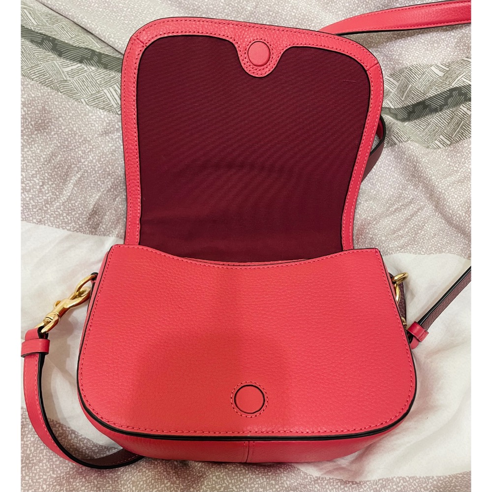 coach經典荔枝皮革馬鞍包桃紅色-細節圖4