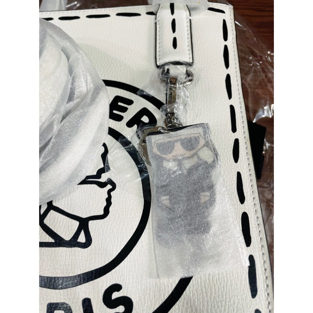 全新Karl Lagerfeld 卡爾經典款中號白色皮革紙袋包（附兩條寬細背帶+卡爾黑色防塵束口袋+小吊飾）-細節圖2