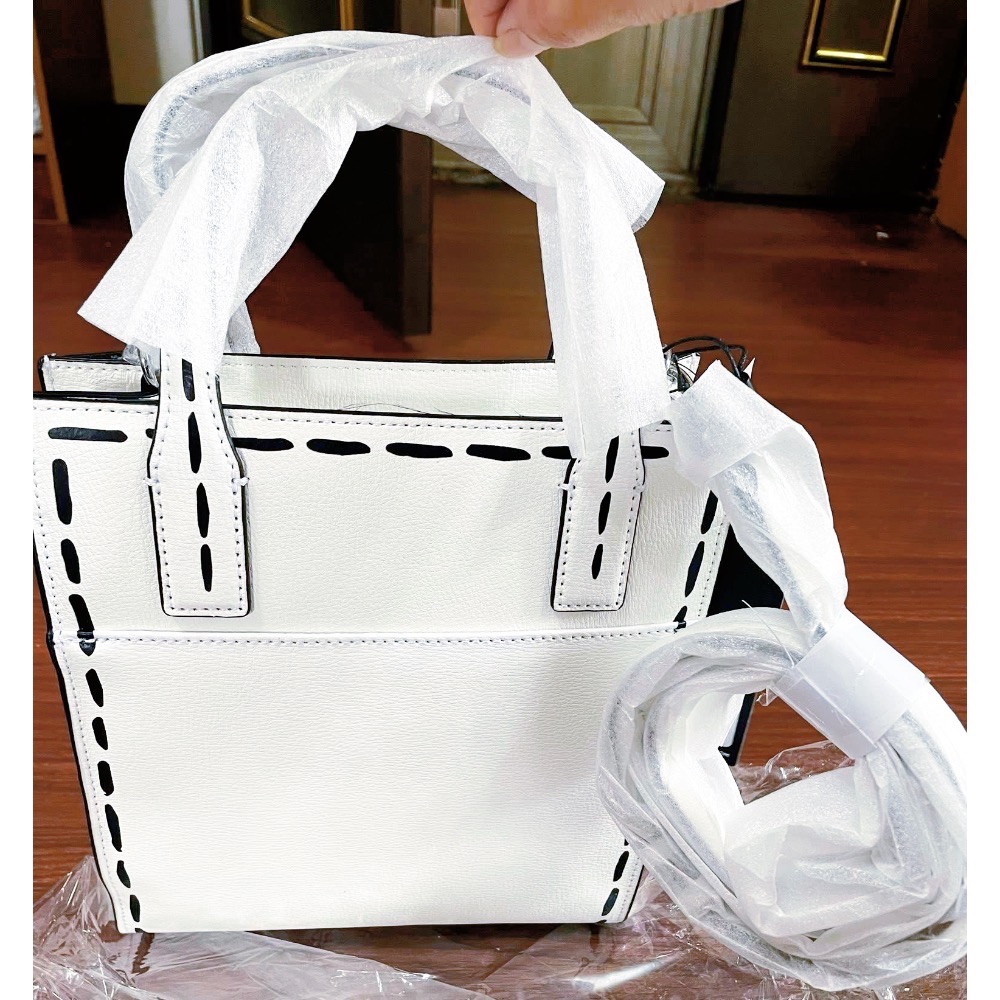 全新Karl Lagerfeld 卡爾經典款中號白色皮革紙袋包（附兩條寬細背帶+卡爾黑色防塵束口袋+小吊飾）-細節圖3