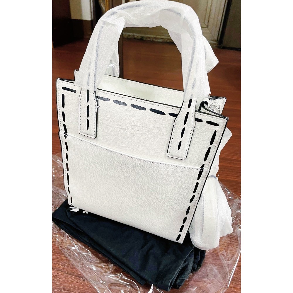 全新Karl Lagerfeld 卡爾經典款中號白色皮革紙袋包（附兩條寬細背帶+卡爾黑色防塵束口袋+小吊飾）-細節圖4