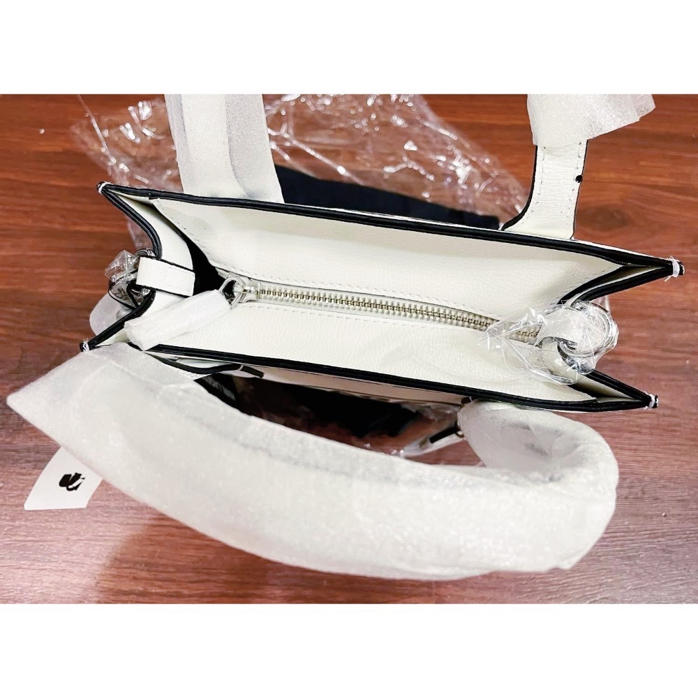 全新Karl Lagerfeld 卡爾經典款中號白色皮革紙袋包（附兩條寬細背帶+卡爾黑色防塵束口袋+小吊飾）-細節圖5