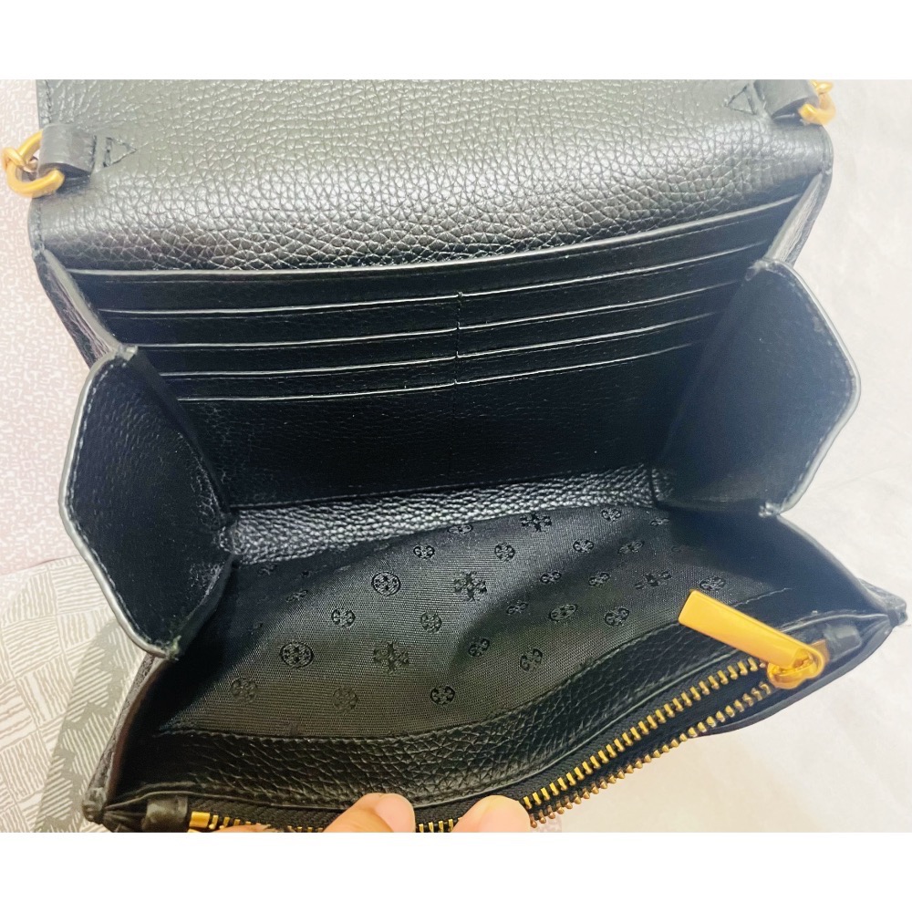 TORY BURCH Britten 金字簍空大T LOGO牛皮釦式鏈帶肩背包(黑）-細節圖3