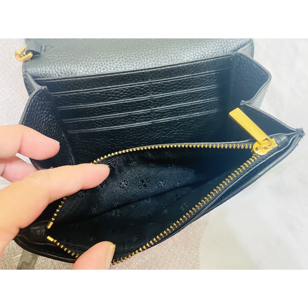 TORY BURCH Britten 金字簍空大T LOGO牛皮釦式鏈帶肩背包(黑）-細節圖4