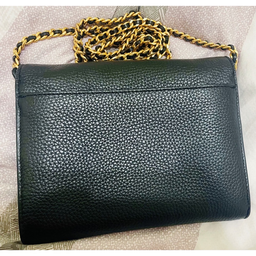 TORY BURCH Britten 金字簍空大T LOGO牛皮釦式鏈帶肩背包(黑）-細節圖5