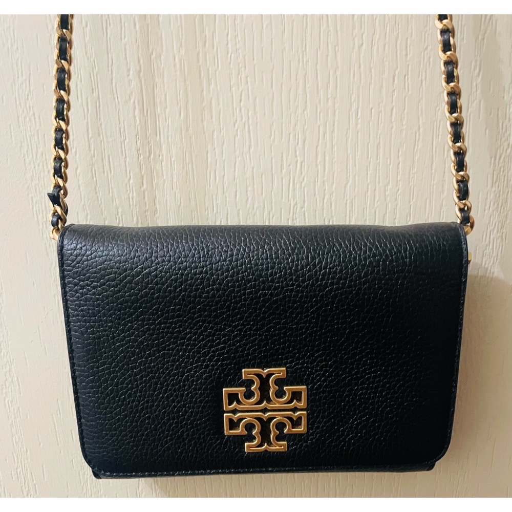 TORY BURCH Britten 金字簍空大T LOGO牛皮釦式鏈帶肩背包(黑）-細節圖7