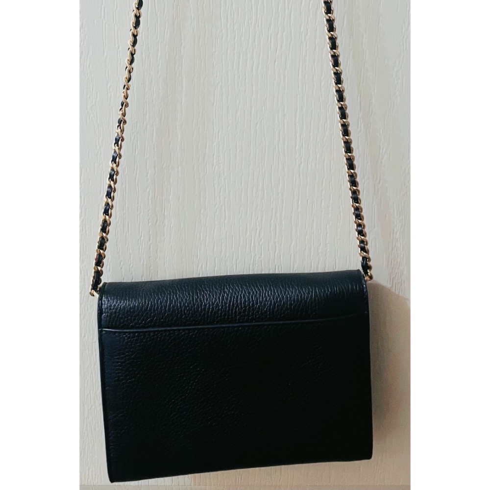 TORY BURCH Britten 金字簍空大T LOGO牛皮釦式鏈帶肩背包(黑）-細節圖8