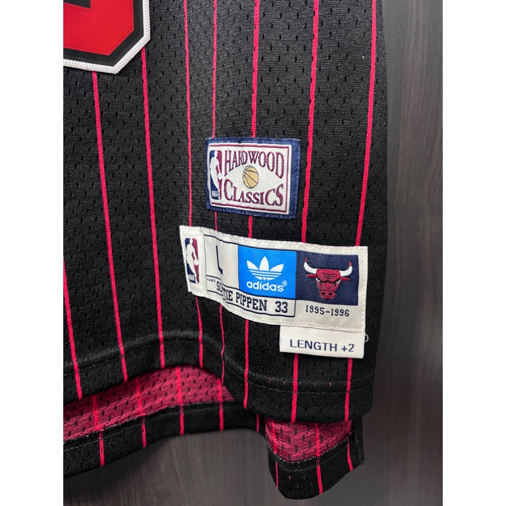 【絕版電繡】Adidas HWC 公牛隊 Pippen #33 條紋球衣 L號 72勝傳奇賽季-細節圖2