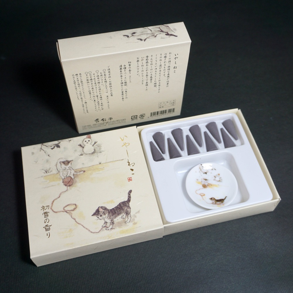 日本 香彩堂 貓系列 塔香 櫻花 初夏 晚秋 初雪 (附香皿) 療癒系 可愛 薰香 香盤 居家香氛 日系貓咪-規格圖1
