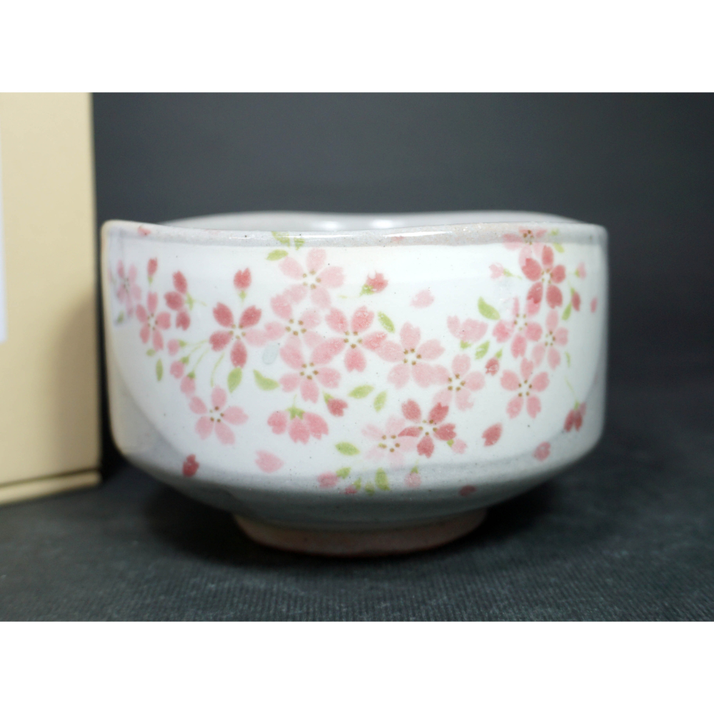 日本 美濃燒 櫻花紋 落櫻繽紛 抹茶碗 (附紙盒) 日本製抹茶道具 茶碗 日式 陶器 全新 未使 茶盞 現貨-細節圖3