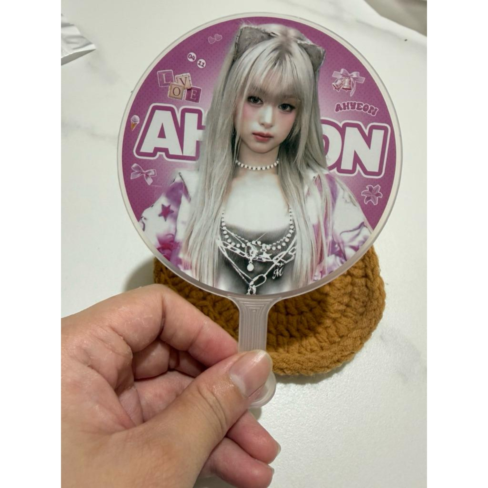 現貨在台 BABYMONSTER 寶怪 雅賢 小王扇 扇子 週邊 Ahyeon-細節圖3