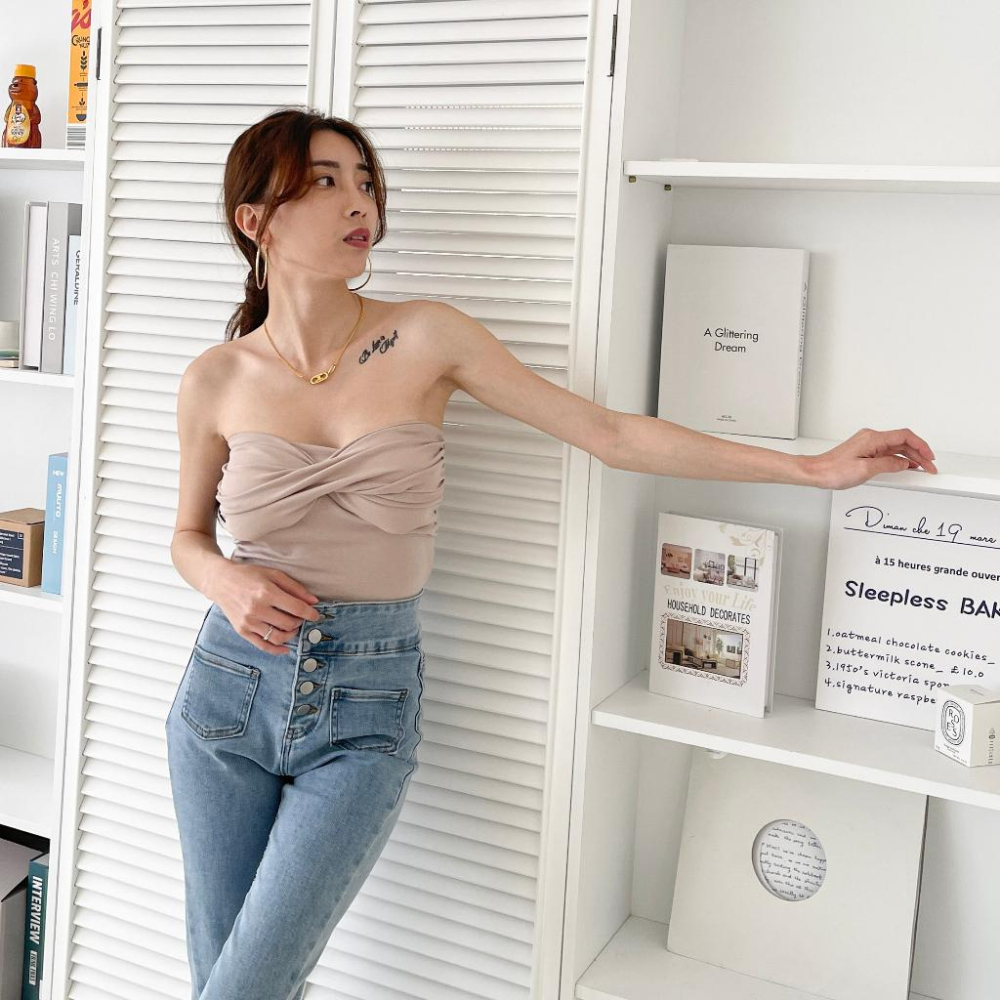 【DOE.FF】 扭結杯墊平口背心 (現貨) BRATOP 上衣女 露肩上衣 平口上衣 背心女 辣妹上衣 短版上衣-細節圖7