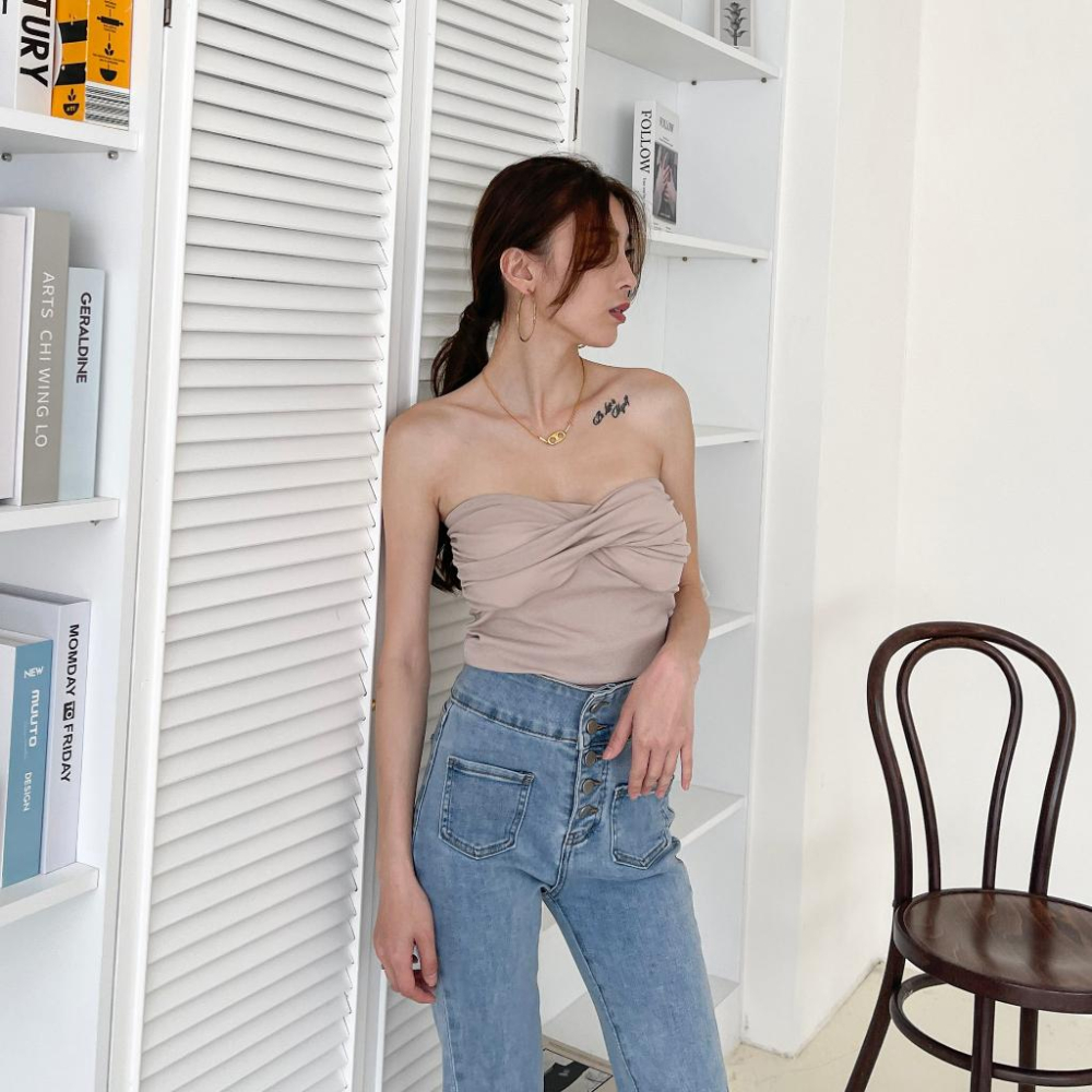 【DOE.FF】 扭結杯墊平口背心 (現貨) BRATOP 上衣女 露肩上衣 平口上衣 背心女 辣妹上衣 短版上衣-細節圖8