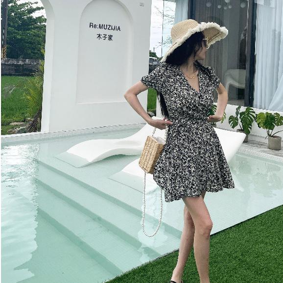 【DOE.FF】 鄰家碎花綁帶短洋 (現貨) 洋裝 連身裙 顯瘦洋裝 短洋裝 渡假洋裝 洋裝女 連衣裙 百褶裙 女裝-細節圖3