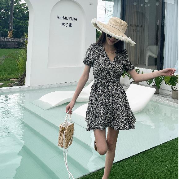 【DOE.FF】 鄰家碎花綁帶短洋 (現貨) 洋裝 連身裙 顯瘦洋裝 短洋裝 渡假洋裝 洋裝女 連衣裙 百褶裙 女裝-細節圖4