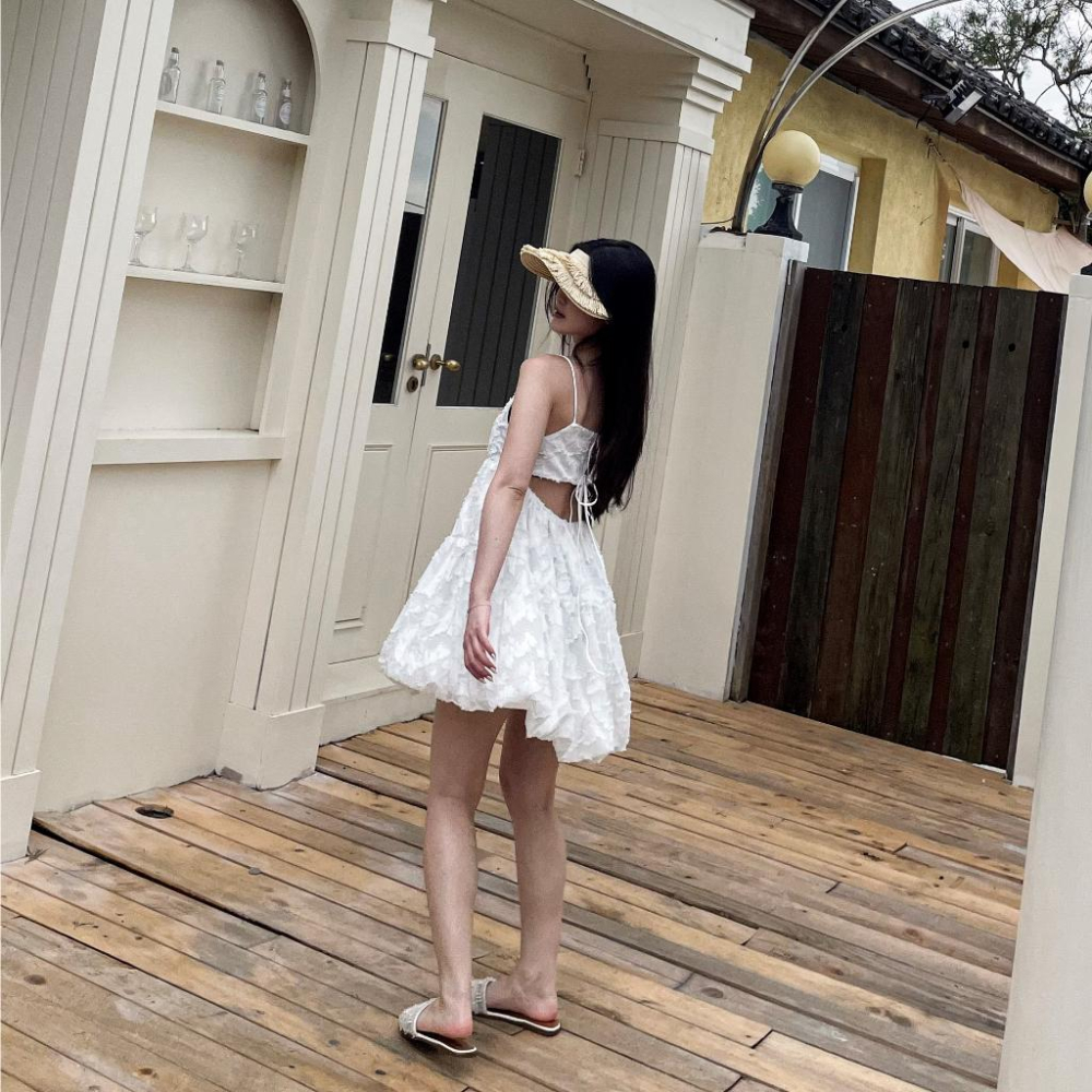 【DOE.FF】 羽毛蓬蓬顯瘦短洋 (現+預) 渡假洋裝 連身洋 洋裝 連身裙 氣質洋裝 度假 歐美 ins風 派對洋裝-細節圖6