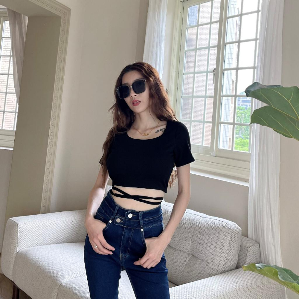 【DOE.FF】 露背綁繩杯墊短T (現貨) 素色上衣 素T T恤 短版上衣 BRATOP 歐美上衣 上衣女 辣妹上衣-細節圖2