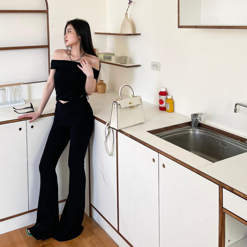 【DOE.FF】 垂感V腰針織喇叭褲 (現貨) 微喇叭褲 高腰長褲 緊身褲 顯瘦長褲 喇叭褲 長褲女 女裝 針織-細節圖3