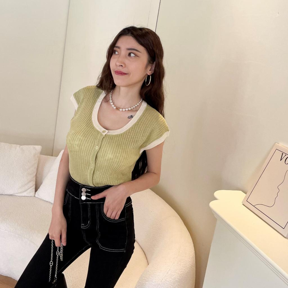 【DOE.FF】 撞色開扣針織上衣 (現貨) 上衣女 短袖上衣 針織衣 針織外套 圓領上衣 粉色上衣 短版上衣 寬鬆上衣-細節圖3