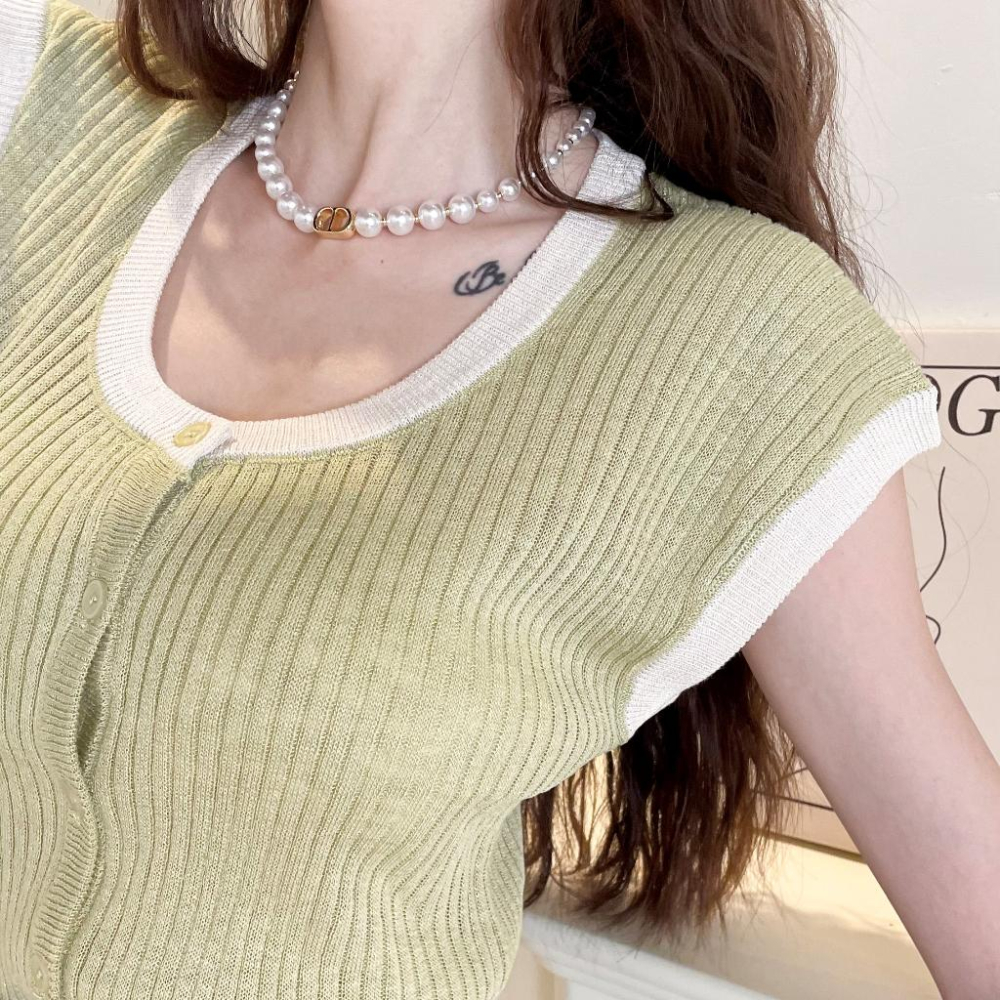 【DOE.FF】 撞色開扣針織上衣 (現貨) 上衣女 短袖上衣 針織衣 針織外套 圓領上衣 粉色上衣 短版上衣 寬鬆上衣-細節圖4