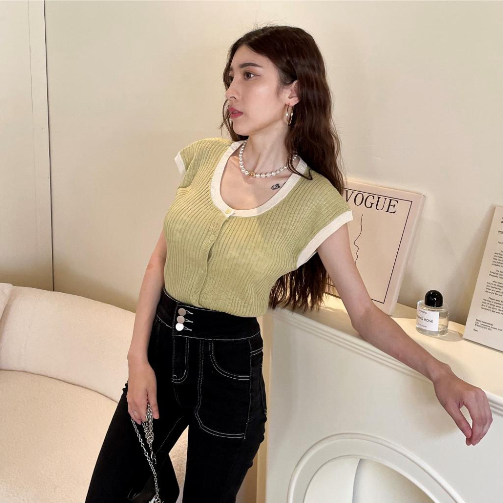 【DOE.FF】 撞色開扣針織上衣 (現貨) 上衣女 短袖上衣 針織衣 針織外套 圓領上衣 粉色上衣 短版上衣 寬鬆上衣-細節圖5