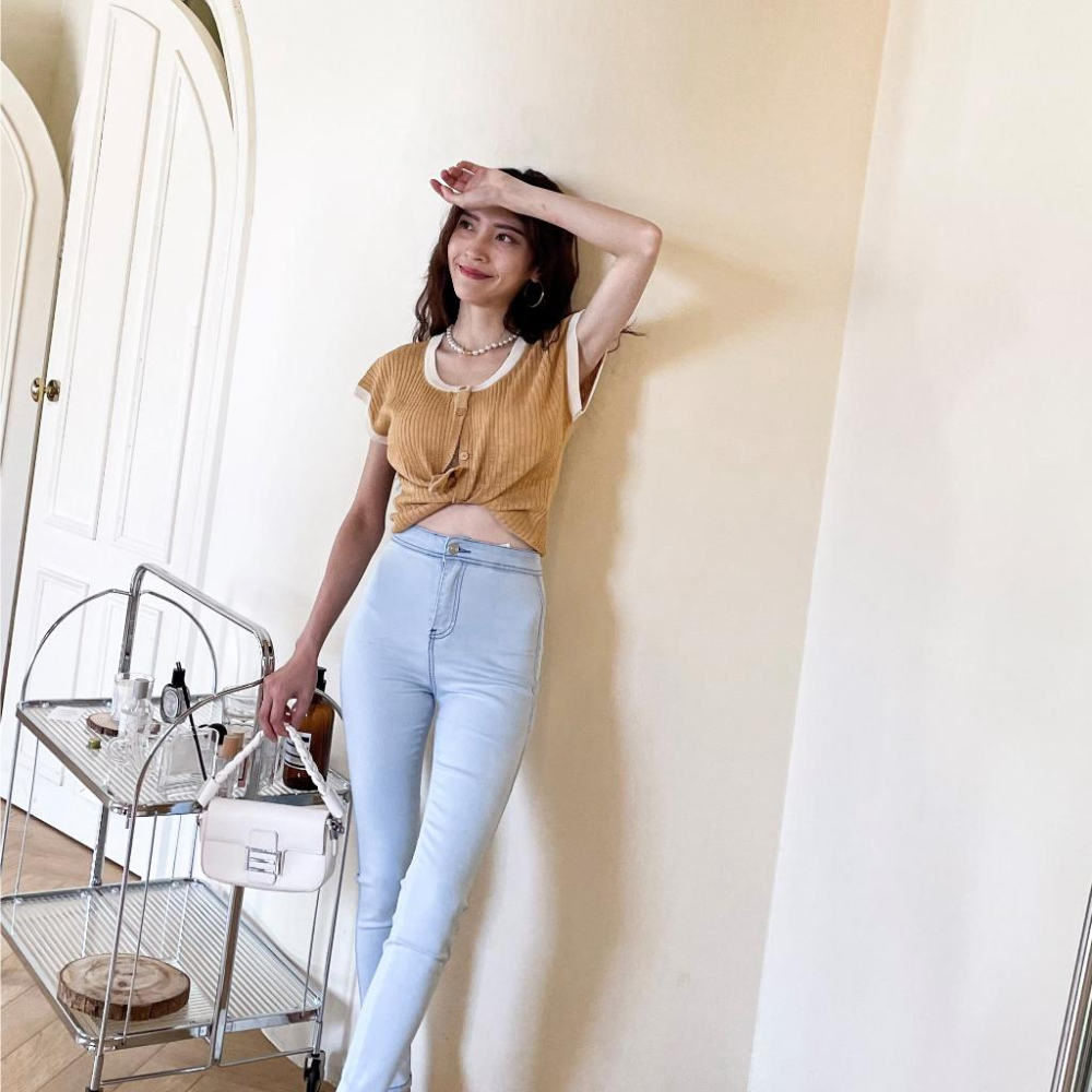 【DOE.FF】 撞色開扣針織上衣 (現貨) 上衣女 短袖上衣 針織衣 針織外套 圓領上衣 粉色上衣 短版上衣 寬鬆上衣-細節圖6