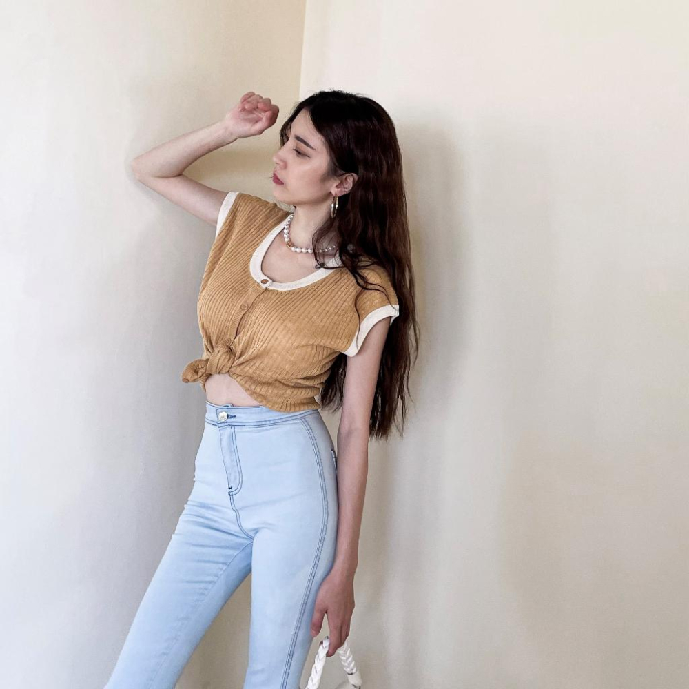 【DOE.FF】 撞色開扣針織上衣 (現貨) 上衣女 短袖上衣 針織衣 針織外套 圓領上衣 粉色上衣 短版上衣 寬鬆上衣-細節圖7