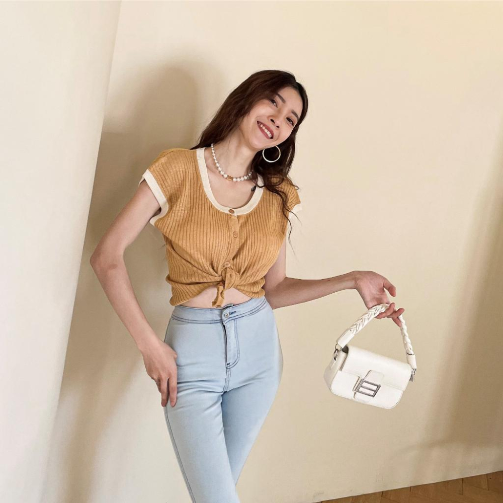 【DOE.FF】 撞色開扣針織上衣 (現貨) 上衣女 短袖上衣 針織衣 針織外套 圓領上衣 粉色上衣 短版上衣 寬鬆上衣-細節圖8