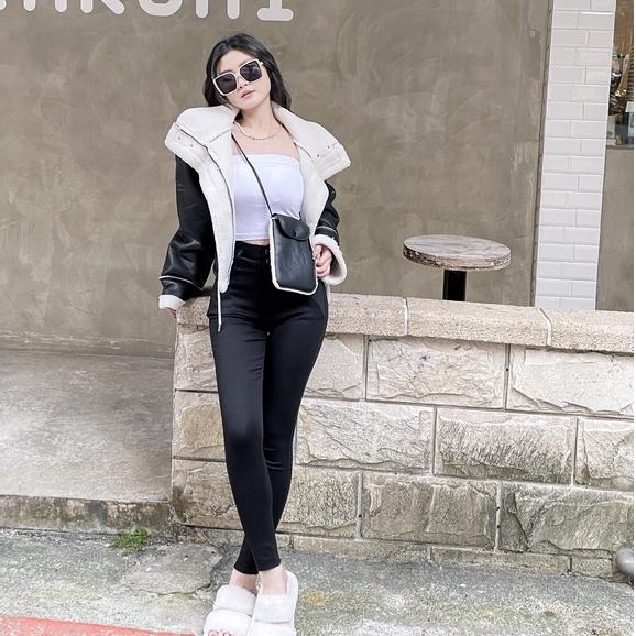 【DOE.FF】純黑兩釦激瘦彈力魔術褲｜現貨｜小腳褲 彈力褲 窄管褲 韓國 韓版 韓系 高腰長褲 顯瘦長褲 長褲女-細節圖3