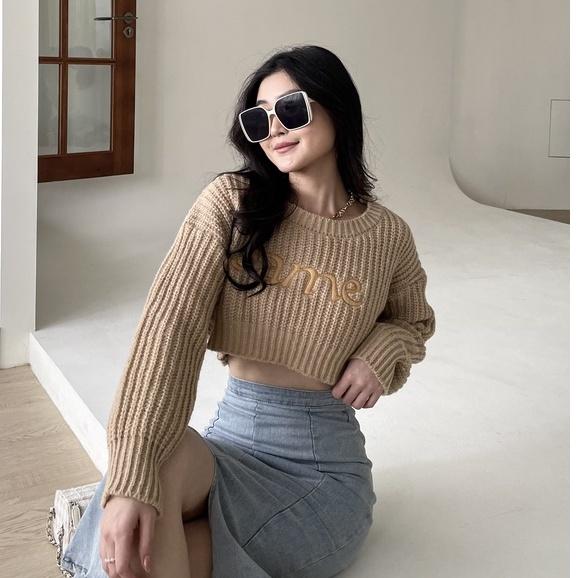 【DOE.FF】刺繡字母短毛衣｜現貨｜短版毛衣 圓領毛衣 針織衫 打底衫 短版上衣 女裝 大學Ｔ 毛衣女 發熱衣 上衣女-細節圖2