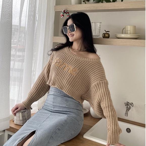 【DOE.FF】刺繡字母短毛衣｜現貨｜短版毛衣 圓領毛衣 針織衫 打底衫 短版上衣 女裝 大學Ｔ 毛衣女 發熱衣 上衣女-細節圖3