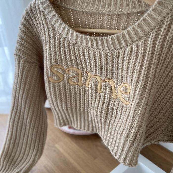 【DOE.FF】刺繡字母短毛衣｜現貨｜短版毛衣 圓領毛衣 針織衫 打底衫 短版上衣 女裝 大學Ｔ 毛衣女 發熱衣 上衣女-細節圖5