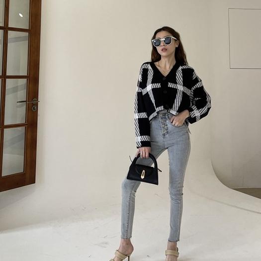 【DOE.FF】黑白大格厚磅毛衣｜現貨｜針織外套 寬鬆毛衣 毛衣女 短版毛衣 Ｖ領毛衣 韓國 韓版 辣妹 針織衫 上衣女-細節圖2