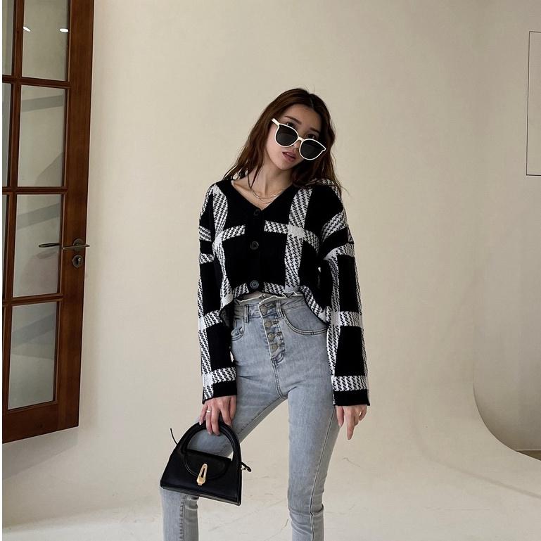 【DOE.FF】黑白大格厚磅毛衣｜現貨｜針織外套 寬鬆毛衣 毛衣女 短版毛衣 Ｖ領毛衣 韓國 韓版 辣妹 針織衫 上衣女-細節圖3