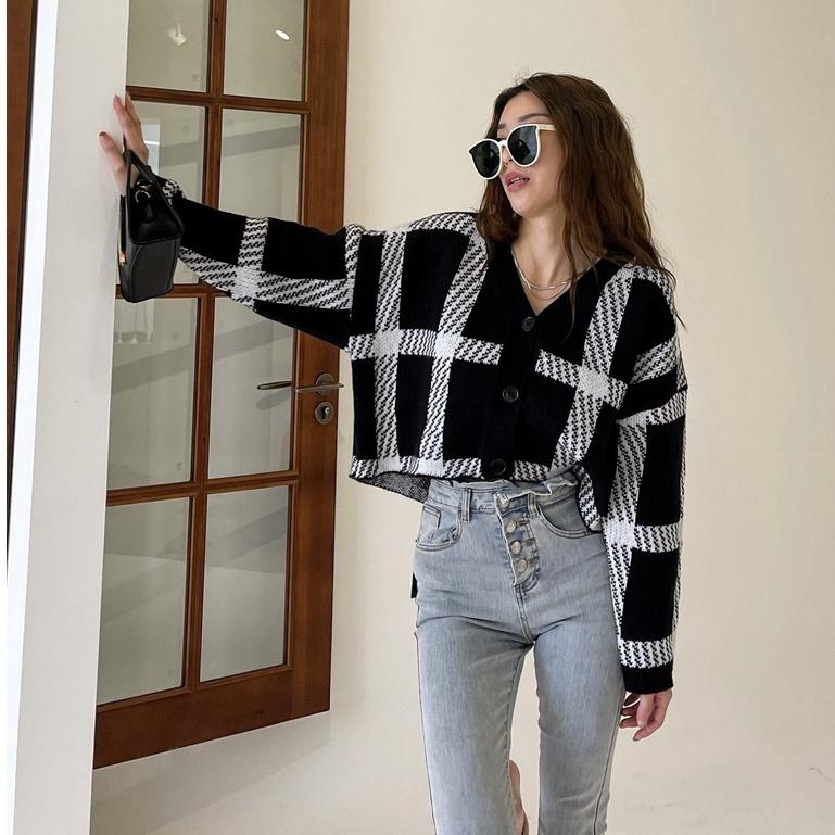 【DOE.FF】黑白大格厚磅毛衣｜現貨｜針織外套 寬鬆毛衣 毛衣女 短版毛衣 Ｖ領毛衣 韓國 韓版 辣妹 針織衫 上衣女-細節圖4