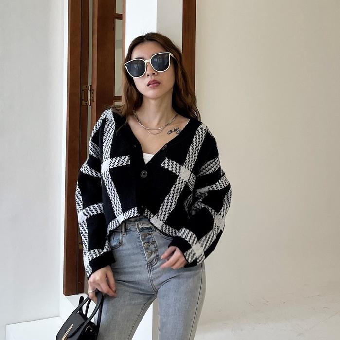 【DOE.FF】黑白大格厚磅毛衣｜現貨｜針織外套 寬鬆毛衣 毛衣女 短版毛衣 Ｖ領毛衣 韓國 韓版 辣妹 針織衫 上衣女-細節圖6