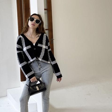 【DOE.FF】黑白大格厚磅毛衣｜現貨｜針織外套 寬鬆毛衣 毛衣女 短版毛衣 Ｖ領毛衣 韓國 韓版 辣妹 針織衫 上衣女-細節圖7