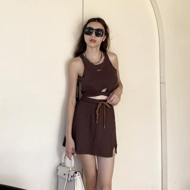 【DOE.FF】墜飾繞腰短裙套裝 (現貨) 套裝女 背心女 短版背心 休閒套裝 運動套裝 a字裙 高腰短裙 辣妹套裝-細節圖5