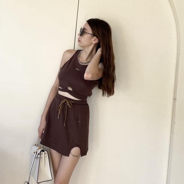 【DOE.FF】墜飾繞腰短裙套裝 (現貨) 套裝女 背心女 短版背心 休閒套裝 運動套裝 a字裙 高腰短裙 辣妹套裝-細節圖6