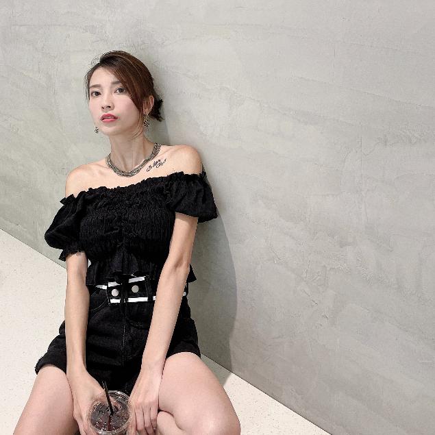 【DOE.FF】仙氣皺皺抽繩上衣 (現貨) 一字領上衣 一字領 露肩上衣 上衣女 短版上衣 辣妹上衣 辣妹風 女裝 雪紡-細節圖7