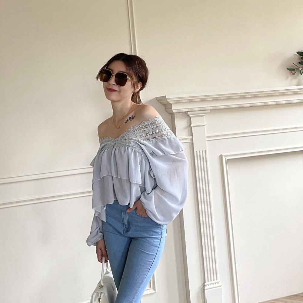 【DOE.FF】 仙女浪漫雪紡上衣 (現貨) 襯衫 雪紡上衣 露肩上衣 一字領 上衣女 歐美上衣 寬鬆上衣 v領-細節圖5