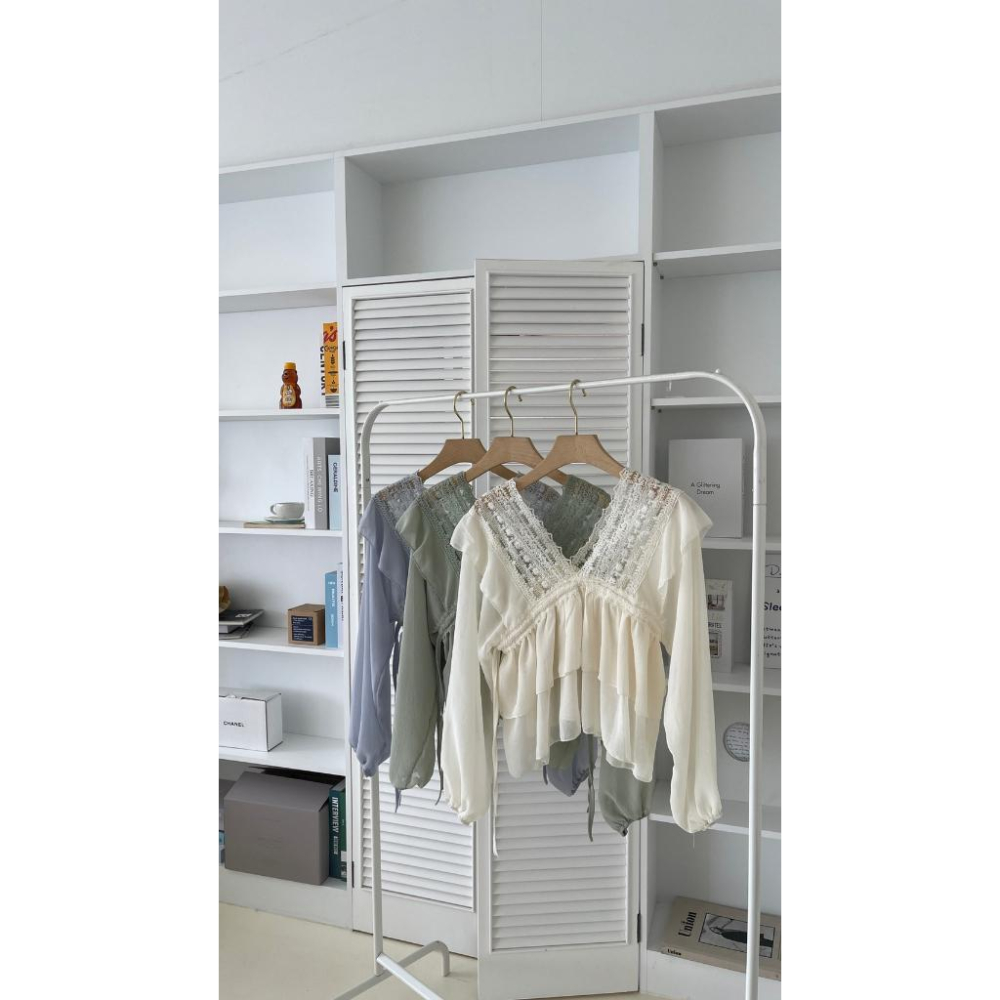 【DOE.FF】 仙女浪漫雪紡上衣 (現貨) 襯衫 雪紡上衣 露肩上衣 一字領 上衣女 歐美上衣 寬鬆上衣 v領-細節圖9